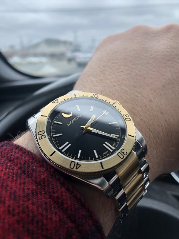 0607437 שעון מובאדו לגבר | דגם חדש של מותג היוקרה | רצועת השעון משולבת זהב וכסף |Movado 0607437 Mens Movado Sport Two tone Quartz