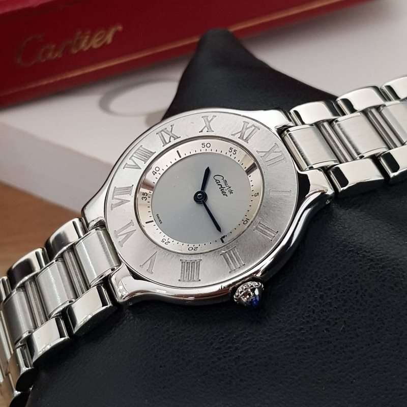 W10109T2 שעון קרטייה מאסט 21 לאישה יד שנייה שמור ספיר כחולה ומחוגים כחולים בלוח כסוף כולל שנה אחריות | שעוני יוקרה יד 2 |Cartier Midsize W10110T2 Must 21 Stainless Steel Watch