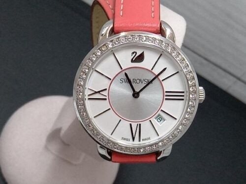 5095942 שעון אופנתי ומעוצב לנשים של סברובסקי שוויץ | באזל משובץ | רצועת עור כפולה מיוחדת אדומה | מלאי מוגבל | Swarovski Women';s Watch Aila Day Double Tour 5095942