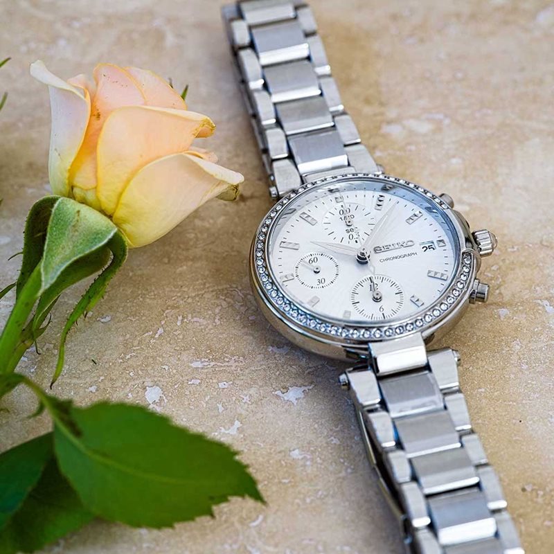 SNDV41 שעון סייקו לנשים | דגם כרונוגרף גדול משובץ אבני סברובסקי| מנגנון יפני איכותי | לוח כסוף עם תאריכון | כולל שנתיים אחריות | Seiko SNDV41P1 Ladies Chronograph Quartz Watch