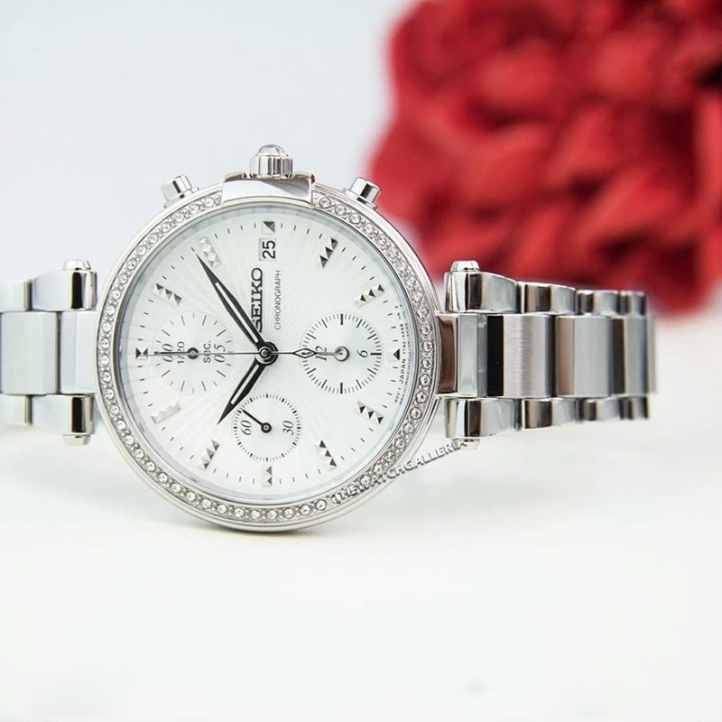 SNDV41 שעון סייקו לנשים | דגם כרונוגרף גדול משובץ אבני סברובסקי| מנגנון יפני איכותי | לוח כסוף עם תאריכון | כולל שנתיים אחריות | Seiko SNDV41P1 Ladies Chronograph Quartz Watch