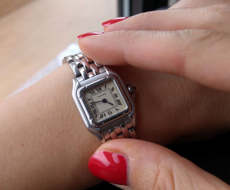 W25033P5 שעון יד קרטייה פנתר דגם SMALL | שעון יד 2 במצב מצויין | שעון יוקרה שיא האופנה לוח לבן רומי | שנתיים אחריות | מידה 22 מ';';מ Pre-owned Cartier Panthere Quartz Ladies Watch 1320