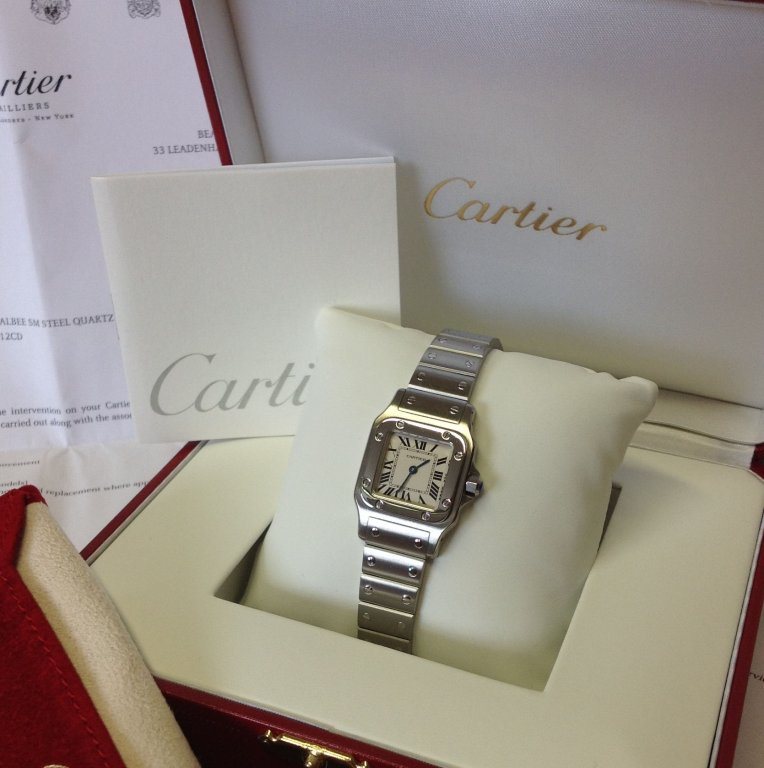 W20056D6 שעון קרטייה יד 2 לנשים דגם מסדרת סנטוס | שעון במצב מצויין כולל כל התעודות וקופסא | שנתיים אחריות | לוח כסוף רומי | artier Santos de Cartier Womens Watch W20056D6