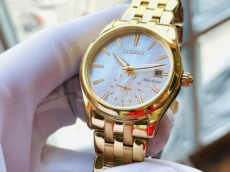EV1032-51D שעון סיטיזן זהב לאישה בטכנולוגיית אקו דרייב | לוח מיוחד פנינה פסים עם שעון שניות | שעוני אופנה יוקרתיים לנשים | Ladies'; Citizen Eco-Drive Corso Yellow Gold Textured Dial Watch EV1032-51D