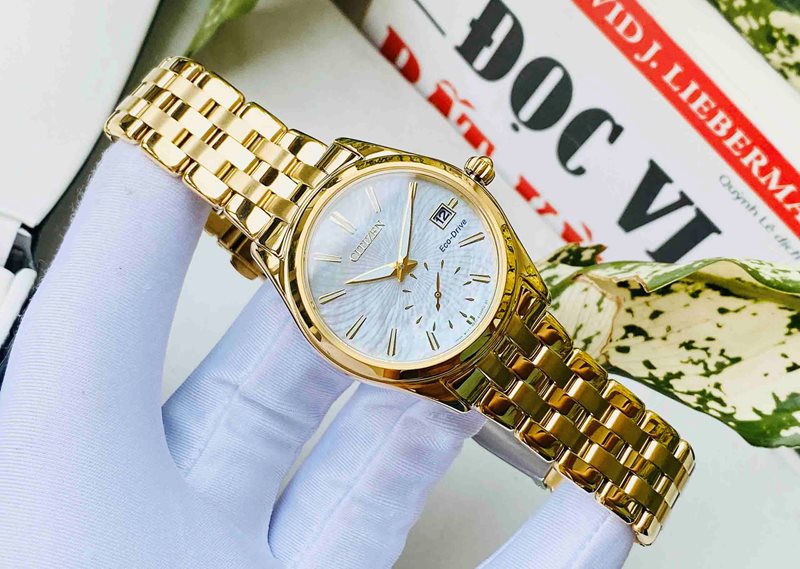 EV1032-51D שעון סיטיזן זהב לאישה בטכנולוגיית אקו דרייב | לוח מיוחד פנינה פסים עם שעון שניות | שעוני אופנה יוקרתיים לנשים | Ladies'; Citizen Eco-Drive Corso Yellow Gold Textured Dial Watch EV1032-51D