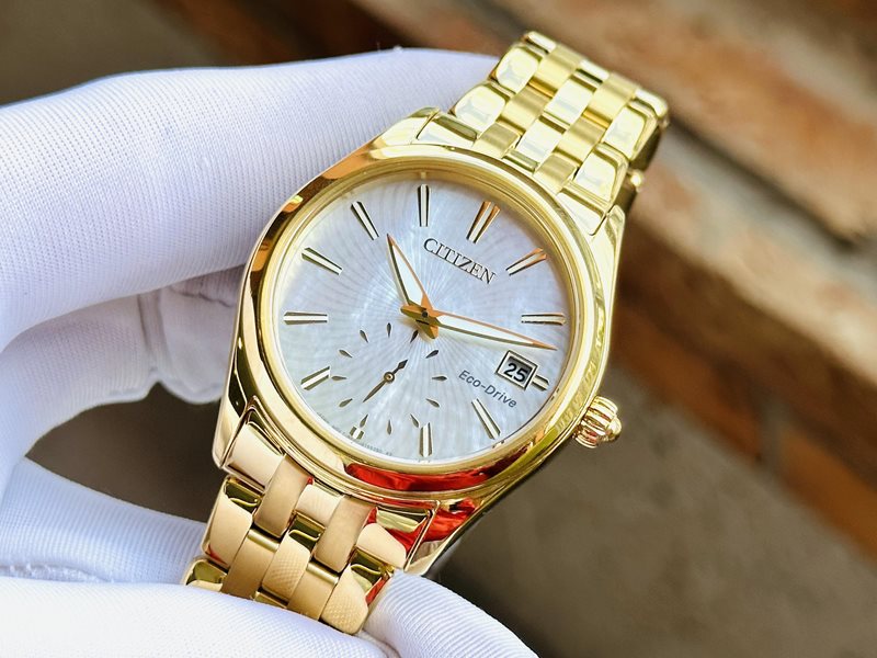 EV1032-51D שעון סיטיזן זהב לאישה בטכנולוגיית אקו דרייב | לוח מיוחד פנינה פסים עם שעון שניות | שעוני אופנה יוקרתיים לנשים | Ladies'; Citizen Eco-Drive Corso Yellow Gold Textured Dial Watch EV1032-51D