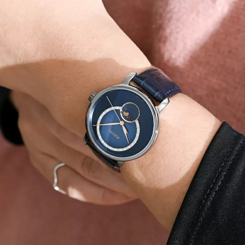 R14055905 שעון יוקרה של ראדו לנשים | דגם מיוחד בלוח כחול עם תצוגת ירח משובץ יהלומים | מלאי מוגבל | שנתיים אחריות | Rado DiaMaster Moonphase Diamonds Watch R14055905