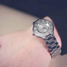 W10109T2 שעון קרטייה מאסט 21 לאישה יד שנייה | ספיר כחולה ומחוגים כחולים בלוח כסוף כולל שנה אחריות | שעוני יוקרה יד 2 |Cartier Midsize W10110T2 Must 21 Stainless Steel Watch