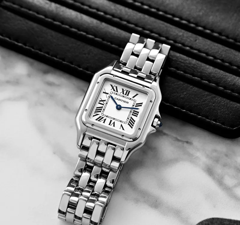 WSPN0007 שעון קרטייה פנתר מדיום | שעון סטיל בלוח לבן רומי | 8 שנים אחריות בינלאומית | מלאי מוגבל | Cartier Medium Model Silver Dial Ladies Watch WSPN0007 by Cartier