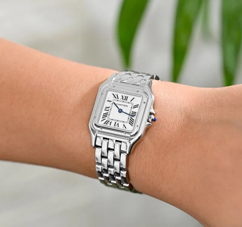 WSPN0007 שעון קרטייה פנתר מדיום | שעון סטיל בלוח לבן רומי | 8 שנים אחריות בינלאומית | מלאי מוגבל | Cartier Medium Model Silver Dial Ladies Watch WSPN0007 by Cartier