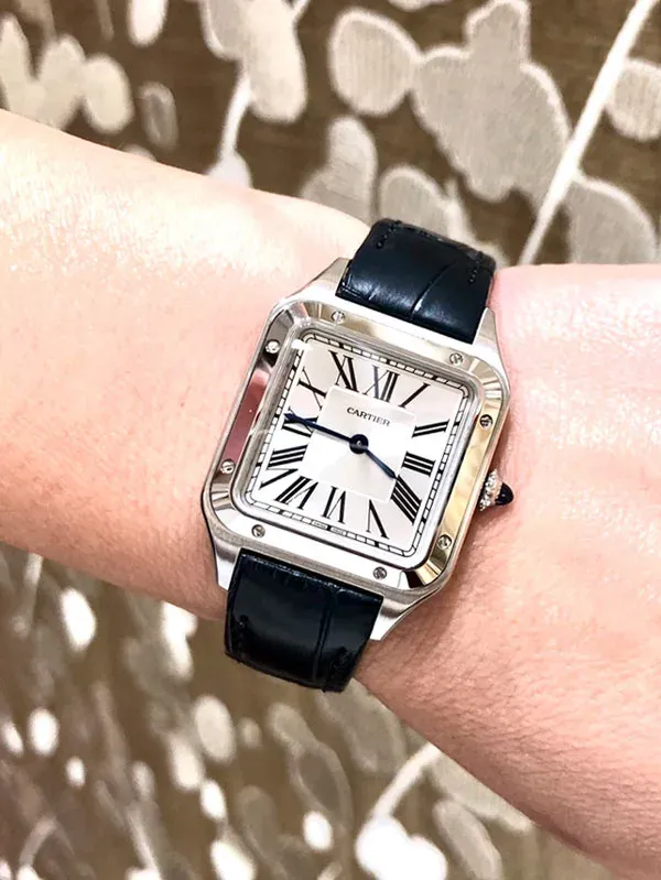 WSSA0023 שעון קרטייה סנטוס דומונד פלדה מידה סול | רצועת עור כחולה | 8 שנים אחריות בינלאומית | מלאי מוגבל | Santos-Dumont Small Model Quartz Silver Dial Ladies Watch WSSA0023 by Cartier