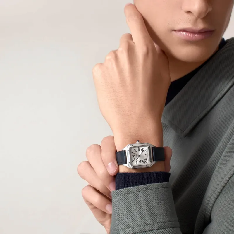 WSSA0023 שעון קרטייה סנטוס דומונד פלדה מידה סול | רצועת עור כחולה | 8 שנים אחריות בינלאומית | מלאי מוגבל | Santos-Dumont Small Model Quartz Silver Dial Ladies Watch WSSA0023 by Cartier