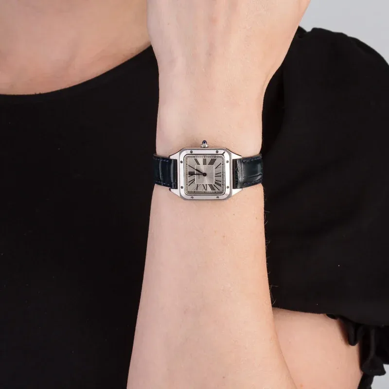 WSSA0023 שעון קרטייה סנטוס דומונד פלדה מידה סול | רצועת עור כחולה | 8 שנים אחריות בינלאומית | מלאי מוגבל | Santos-Dumont Small Model Quartz Silver Dial Ladies Watch WSSA0023 by Cartier