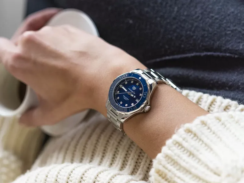 WAY131L.BA0748 שעון טאג הויאר אקוורייסר לנשים | דגם בלוח פנינה כחול מיוחד משובץ 11 יהלומים | 300 מטר | שנתיים אחריות | TAG Heuer Aquaracer Quartz 35mm Ladies Watch Blue