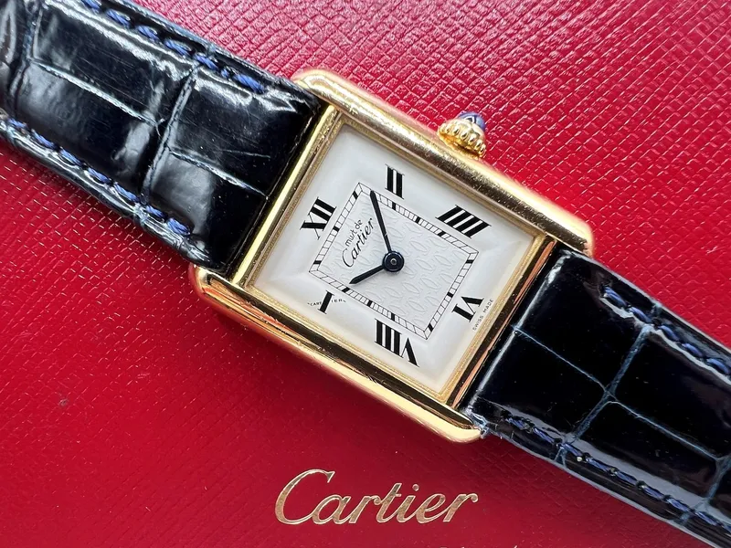 W1013654 שעון קרטייה טנק מאסט ורמיל ציפוי זהב יד 2 דגם לנשים | רצועת עור מקורית | לוח רומי לבן ממותג | שנה אחריות | Cartier Must Tank SM Vermeil W1013654 Ladies