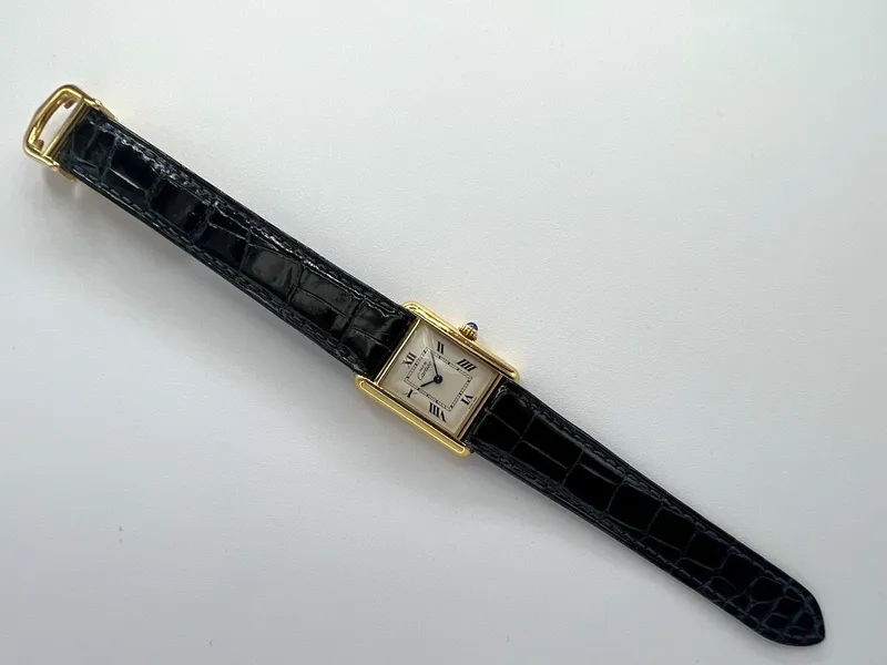 W1013654 שעון קרטייה טנק מאסט ורמיל ציפוי זהב יד 2 דגם לנשים | רצועת עור מקורית | לוח רומי לבן ממותג | שנה אחריות | Cartier Must Tank SM Vermeil W1013654 Ladies