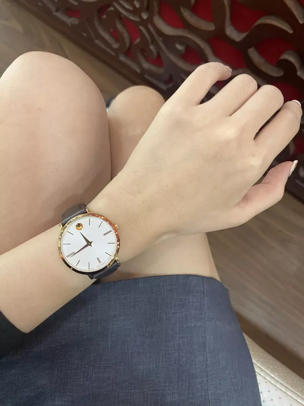 0607093 שעון יד מובאדו רוז גולד לנשים דגם אולטרה סלים דק במיוחד | שעון אלגנטי ברצועת עור חומה | שנתיים אחריות יבואן רשמי | מלאי מוגבל | Movado 0607093 Ladies Ultra Slim Silver Dial Brown