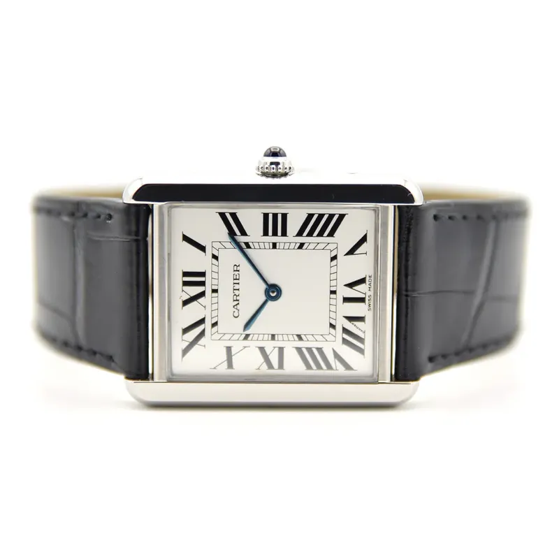 W1018355 קרטייה טנק סולו לארג יד 2 כמו חדש דגם יוניסקס ברצועת עור שחורה | סוגרת פטנט לוח רומי לבן | שנה אחריות | Cartier Tank Solo Large Stainless Steel Strap Watch W1018355
