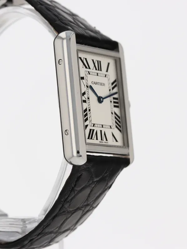W1018355 קרטייה טנק סולו לארג יד 2 כמו חדש דגם יוניסקס ברצועת עור שחורה | סוגרת פטנט לוח רומי לבן | שנה אחריות | Cartier Tank Solo Large Stainless Steel Strap Watch W1018355