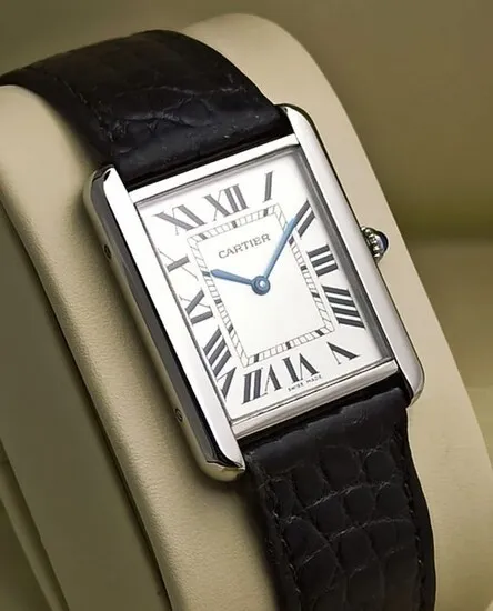 W1018355 קרטייה טנק סולו לארג יד 2 כמו חדש דגם יוניסקס ברצועת עור שחורה | סוגרת פטנט לוח רומי לבן | שנה אחריות | Cartier Tank Solo Large Stainless Steel Strap Watch W1018355