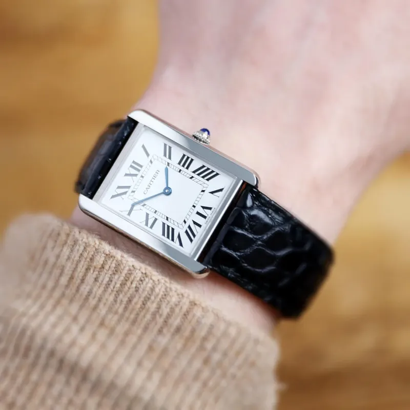 W1018355 קרטייה טנק סולו לארג יד 2 כמו חדש דגם יוניסקס ברצועת עור שחורה | סוגרת פטנט לוח רומי לבן | שנה אחריות | Cartier Tank Solo Large Stainless Steel Strap Watch W1018355