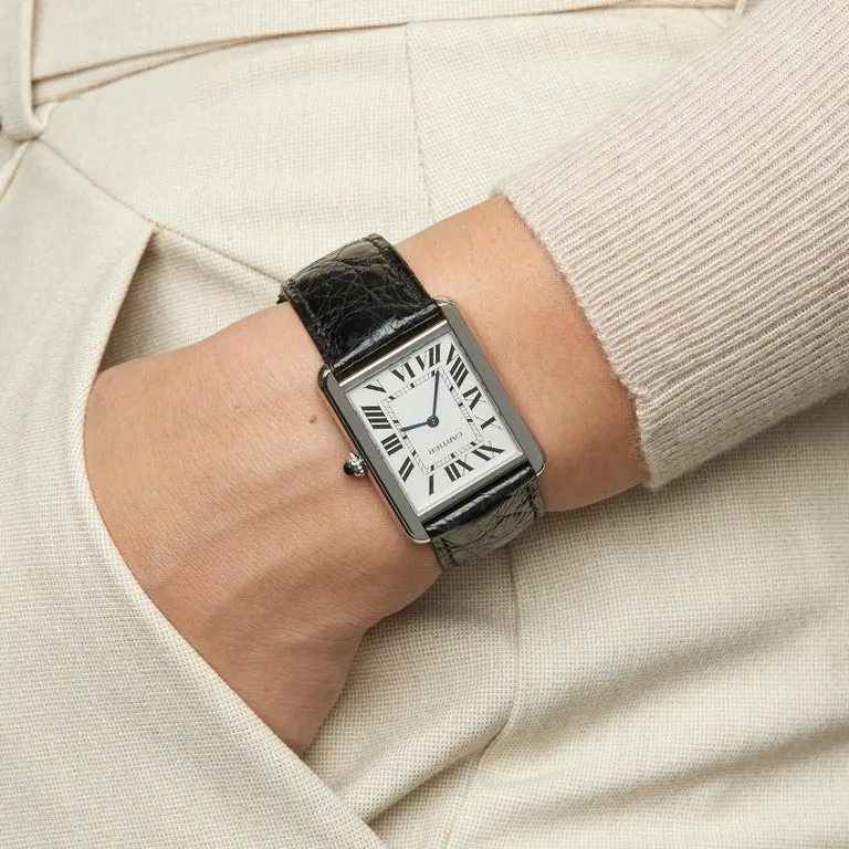 W1018355 קרטייה טנק סולו לארג יד 2 כמו חדש דגם יוניסקס ברצועת עור שחורה | סוגרת פטנט לוח רומי לבן | שנה אחריות | Cartier Tank Solo Large Stainless Steel Strap Watch W1018355