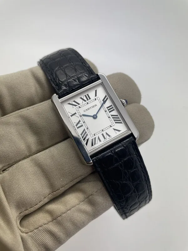 W1018355 קרטייה טנק סולו לארג יד 2 כמו חדש דגם יוניסקס ברצועת עור שחורה | סוגרת פטנט לוח רומי לבן | שנה אחריות | Cartier Tank Solo Large Stainless Steel Strap Watch W1018355