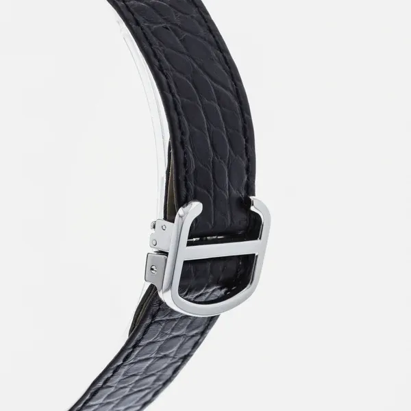 W1018355 קרטייה טנק סולו לארג יד 2 כמו חדש דגם יוניסקס ברצועת עור שחורה | סוגרת פטנט לוח רומי לבן | שנה אחריות | Cartier Tank Solo Large Stainless Steel Strap Watch W1018355