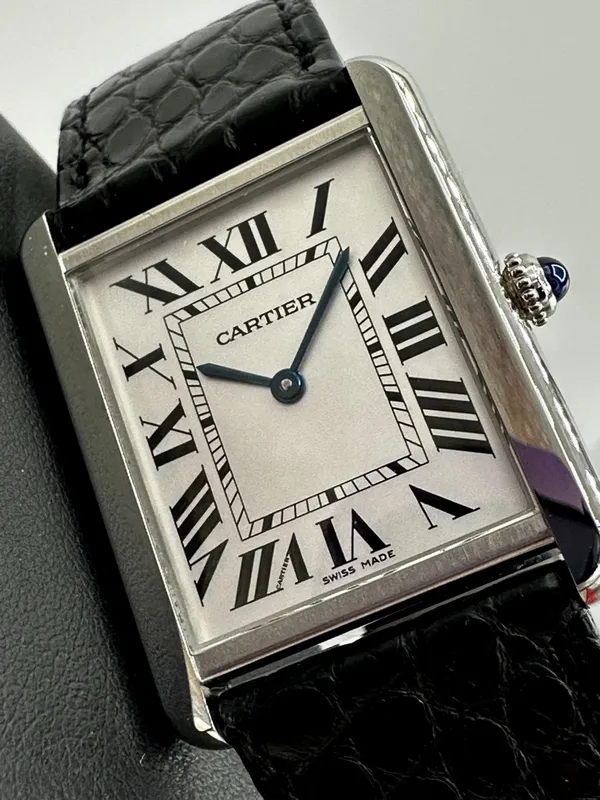 W1018355 קרטייה טנק סולו לארג יד 2 כמו חדש דגם יוניסקס ברצועת עור שחורה | סוגרת פטנט לוח רומי לבן | שנה אחריות | Cartier Tank Solo Large Stainless Steel Strap Watch W1018355
