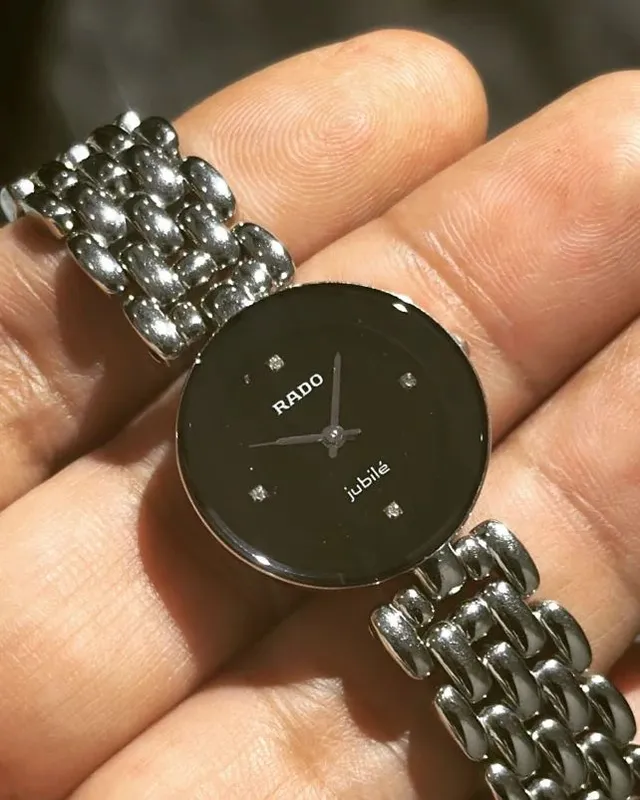 R-37444072 ראדו אחריות יבואן רשמי שעון לאישה מסדרת פלורנס לוח שחור מיני בשיבוץ 4 יהלומים 23 מ';';מ | 5 שנים אחריות | חנות שעוני ראדו בראשון לציון | Rado R48744723 Diamond Dial Watch For Women
