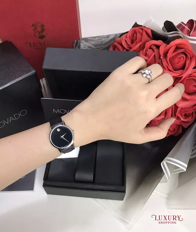 0607204 שעון מובאדו לנשים דגם ברצועת עור שחורה לוח שחור מסדרת מוזיאון | שנתיים אחריות יבואן רשמי | Movado Women';s Museum 28mm Black Leather Band Steel Case Quartz Watch 0607204