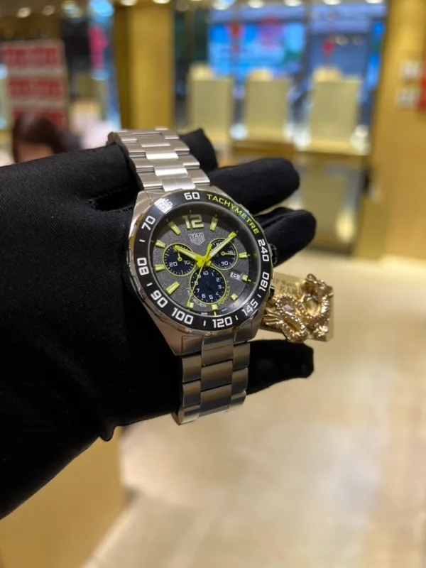 CAZ101AG.BA0842 שעון טאג הויאר פורמולה 1 לגברים בלוח אפור מיוחד | דגם כרונוגרף עם מחוגים זוהרים | שנתיים אחריות | Tag Heuer Formula 1 Chronograph Quartz Grey Dial Men';s CAZ101AG.BA0842