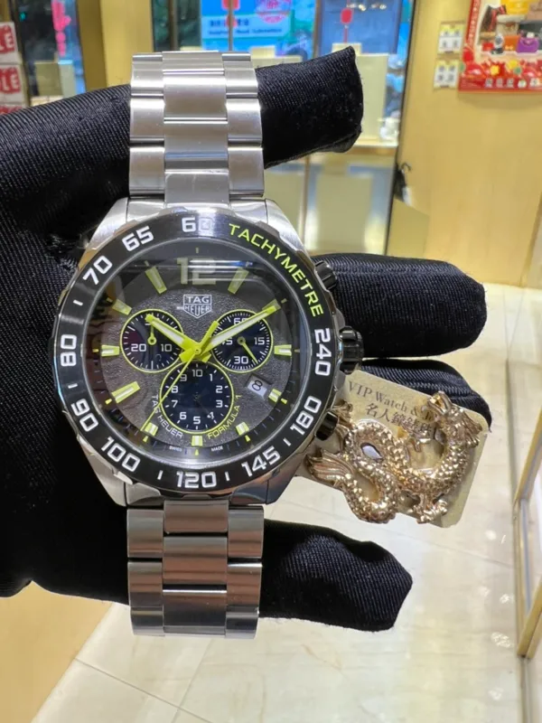 CAZ101AG.BA0842 שעון טאג הויאר פורמולה 1 לגברים בלוח אפור מיוחד | דגם כרונוגרף עם מחוגים זוהרים | שנתיים אחריות | Tag Heuer Formula 1 Chronograph Quartz Grey Dial Men';s CAZ101AG.BA0842