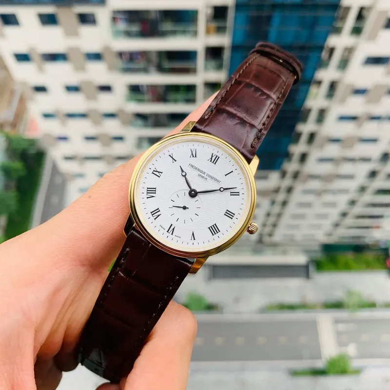 FC-235M4S5 פרדריק קונסטנט שעון יוקרה לגבר דגם מסדרת סלימליין דגם דק במיוחד ברצועת עור חומה | לוח לבן מיוחד רומיות | שעון שניון קטן בלוח | שנתיים אחריות Frederique Constant Slimline Quartz FC-235M4S5