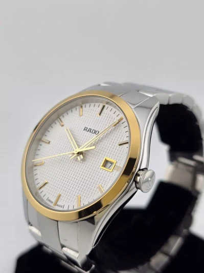 R32975123 שעון נשים של ראדו שוויץ | שעון עם באזל זהב לוח לבן מיוחד ורצועה משולבת קרמיקה | שעוני יוקרה לנשים | כולל שנתיים אחריות | מלאי מוגבל | Rado HyperChrome Womens R32975123