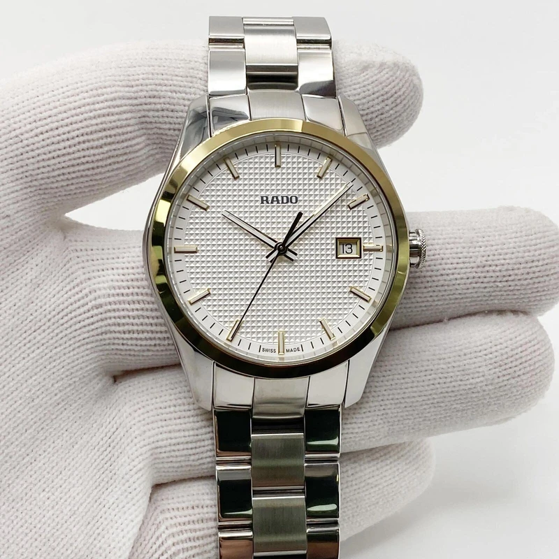 R32975123 שעון נשים של ראדו שוויץ | שעון עם באזל זהב לוח לבן מיוחד ורצועה משולבת קרמיקה | שעוני יוקרה לנשים | כולל שנתיים אחריות | מלאי מוגבל | Rado HyperChrome Womens R32975123