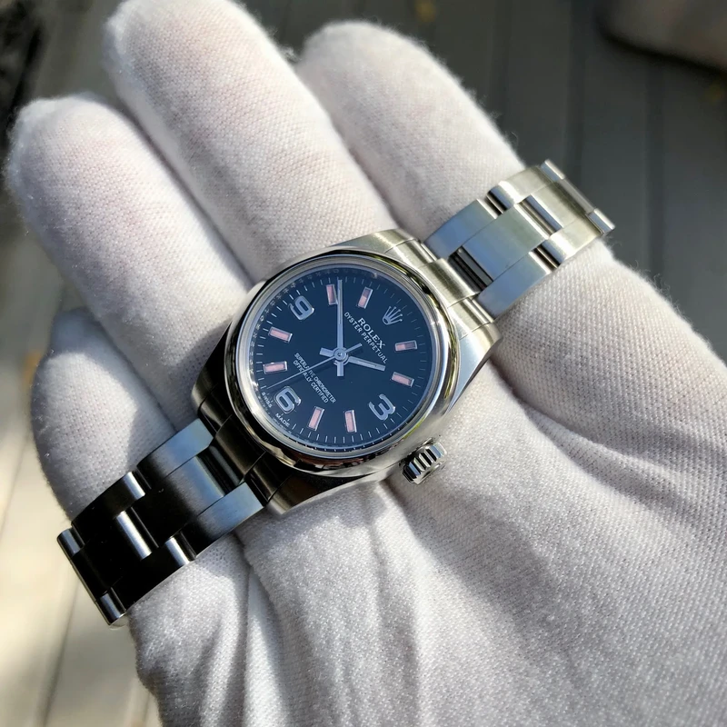 176200 שעון יד רולקס אויסטר פרפרטואל 26 מ';';מ לנשים בלוח מיוחד שחור ורוד | שעון לאחר טיפול עם תעודות של רולקס | Rolex Nondate Black Dial Pink Hour Markers Ladies Watch 176200