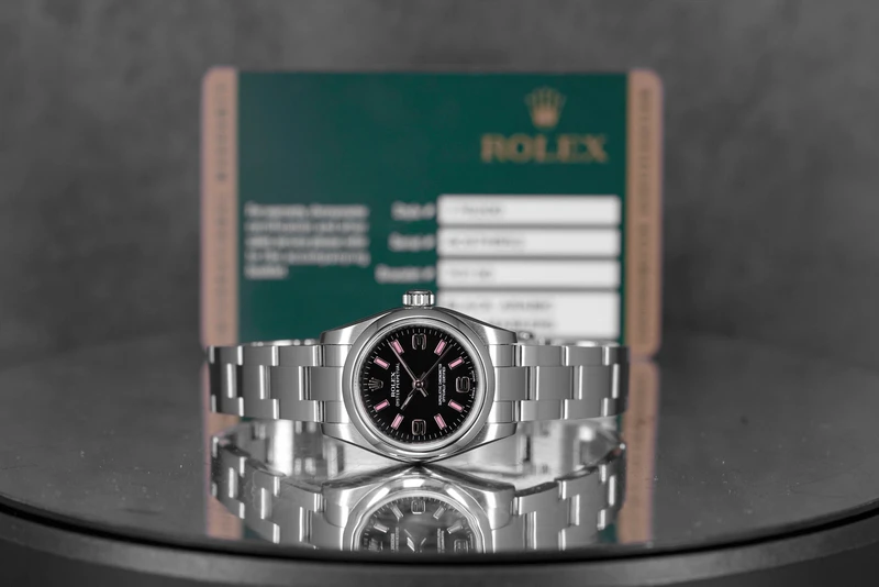 176200 שעון יד רולקס אויסטר פרפרטואל 26 מ';';מ לנשים בלוח מיוחד שחור ורוד | שעון לאחר טיפול עם תעודות של רולקס | Rolex Nondate Black Dial Pink Hour Markers Ladies Watch 176200