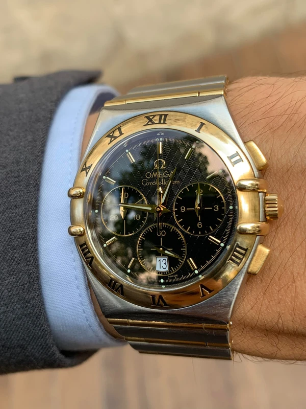 1242.50.00 שעון אומגה קונסטליישן כרונוגרף לגברים יד 2 | שעון שמור משולב זהב 18Kעם ברים מלאים | לוח שחור מיוחד | כולל אחריות | Omega Constellation Double Eagle Chronograph 39mm 1242.50.00 18K GOLD