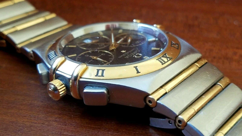 1242.50.00 שעון אומגה קונסטליישן כרונוגרף לגברים יד 2 | שעון שמור משולב זהב 18Kעם ברים מלאים | לוח שחור מיוחד | כולל אחריות | Omega Constellation Double Eagle Chronograph 39mm 1242.50.00 18K GOLD