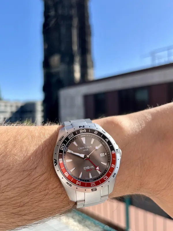 C047.452.11.081.01 שעון סרטינה חדש מסדרת DS-X | דגם משולב באזל אדום עם מצפן | GMT כולל 5 שנים אחריות | Certina DS-X GMT 41mm Mens Watch C0474521108101