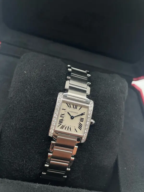 W51008Q3 שעון קרטייה טנק סמול | דגם לנשים יד 2 כמו חדש | משובץ יהלומים אפטר | כולל כל התעודות כרטיסים וקופסא | שנה אחריות | Cartier W51008Q3 2384 Tank Francaise Steel DIAMOND