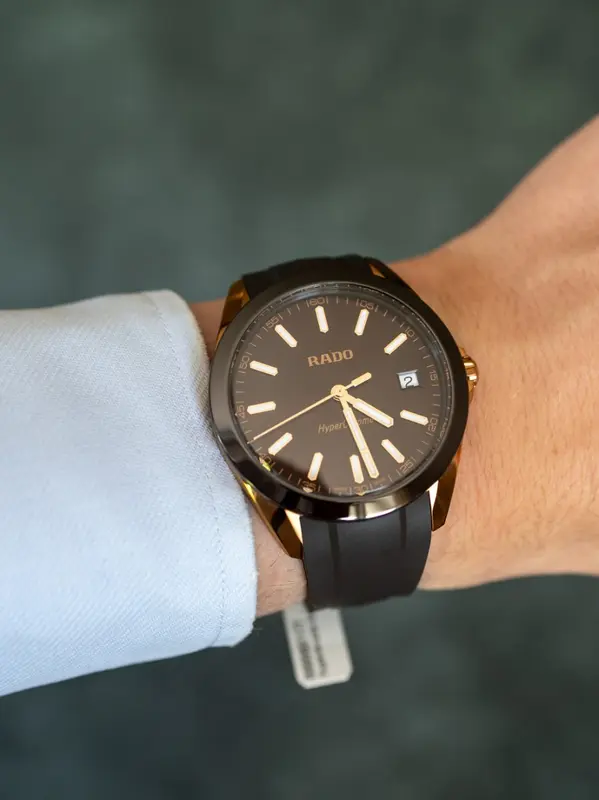 R62813130 | R32281309 שעון ראדו יבואן רשמי לגברים | דגם חדש מסדרת הייפרכרום | דגם ספורט אלגנטי ברצועת סיליקון חומה | לוח חום זרחני | Rado Hyperchrome Brown Dial Rubber Strap Watch R32281309