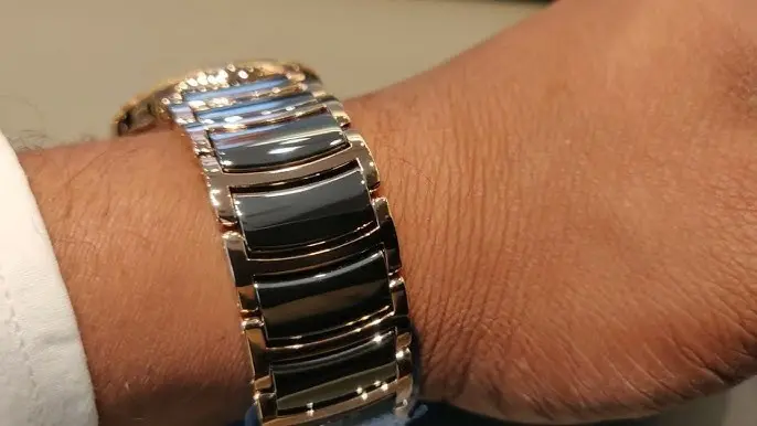 R-60283091 | R30028912 שעון ראדו יבואן רשמי לגברים מסדרת סנטריקס רוז גולד | דגם קרמיקה אוטומטי סקלטון | לוח פנינה משובץ 12 יהלומים | 5 שנים אחריות | Rado Centrix Automatic Diamonds Open Heart R3002891