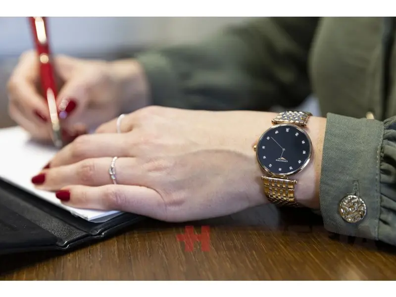 L47091577 שעון יד לונג';ין לאישה | דגם טוטון זהב רוז דק מאד מסדרת לה גרנדה | לוח שחור משובץ 12 יהלומים כולל שנתיים אחריות | מלאי מוגבל | Longines La Grande Classique De Longines L4.709.1.57.7