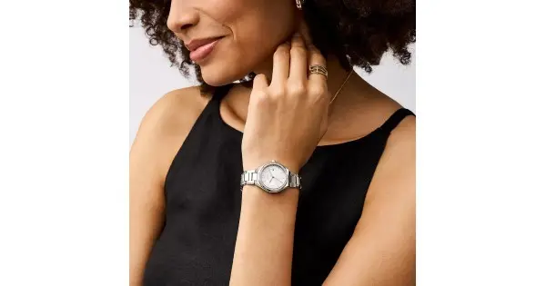 BQ3954 שעון פוסיל חדש לנשים | דגם כסוף בלוח לבן | משובץ זרקונים בבאזל | שעוני אופנה לאישה | שנתיים אחריות | Eevie Three-Hand Date Stainless Steel Watch - BQ3954