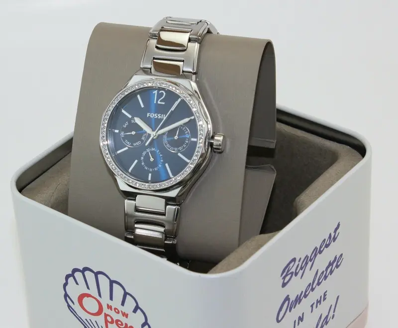 BQ3720 שעון פוסיל לנשים | לוח כחול מיוחד כולל תאריכון ימים | באזל משובץ זרקונים | מלאי מוגבל | שנתיים אחריות | Fossil Eevie Women';s Silver Stainless Steel Watch. BQ3720