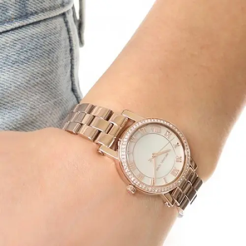 MK3558 שעון מייקל קורס רוז גולד לנשים | דגם חדש בלוח פנינה עם ספרות רומיות | רצועת פלדה | שנתיים אחריות | Original Michael Kors Analog Watch For Women Norie Petite MK3558