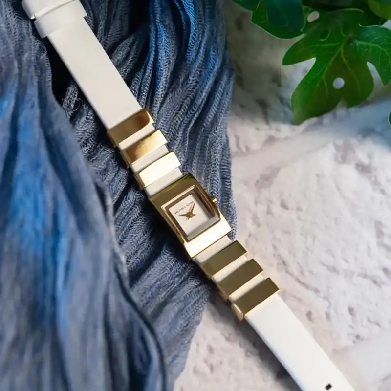 MK4899 שעון מיוחד ואופנתי של מייקל קורס לאישה | דגם ברצועת עור לבנה משולב חוליות זהב | מלאי מוגבל בהחלט | שנתיים אחריות | Darrington Quartz White Dial Ladies Watch MK4899 by Michael Kors