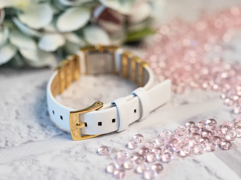 MK4899 שעון מיוחד ואופנתי של מייקל קורס לאישה | דגם ברצועת עור לבנה משולב חוליות זהב | מלאי מוגבל בהחלט | שנתיים אחריות | Darrington Quartz White Dial Ladies Watch MK4899 by Michael Kors